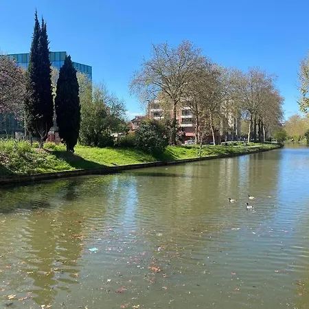 Le Petit Minimes Au Bord Du Canal Du Midi