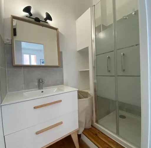 Le Petit Minimes Au Bord Du Canal Du Midi *