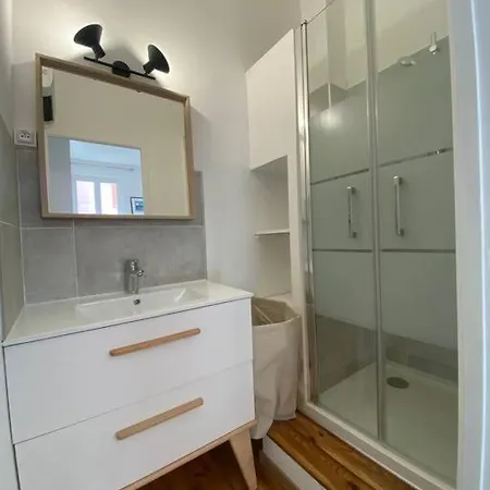 Le Petit Minimes Au Bord Du Canal Du Midi *